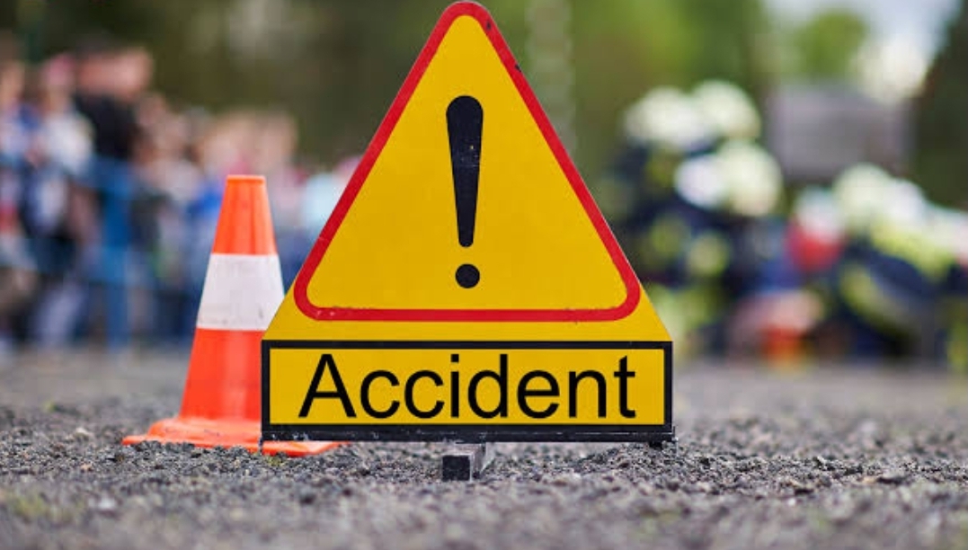 Accident triangle accident reflector