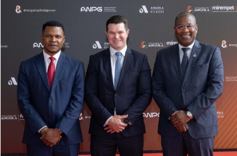 Deal signing ceremony at the Angola Oil & Gas Conference with Africa Energy Chamber Executive Chairman NJ Ayuk, Invictus CEO Scott Macmillan and SLB Managing Director Central, East Africa & Southern Africa Miguel Baptista